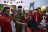 Penjabat Gubernur Jawa Barat M. Iriawan (tegah) berbincang dengan atlet Jawa Barat yang telah berlaga di Asian Games 2018 saat melakukan penjamuan di Gedung Pakuan, Bandung, Jawa Barat, Selasa (4/9) malam. Dalam penjamuan tersebut, Iriawan sekaligus memberikan penghargaan kepada seluruh atlet atas kontribusinya untuk Jawa Barat dalam ajang olahraga terbesar se-Asia tersebut. ANTARA JABAR/Raisan Al Farisi/agr/18