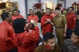 Penjabat Gubernur Jawa Barat M. Iriawan (kedua kanan) berfoto dengan atlet Jawa Barat yang telah berlaga di Asian Games 2018 saat melakukan penjamuan di Gedung Pakuan, Bandung, Jawa Barat, Selasa (4/9) malam. Dalam penjamuan tersebut, Iriawan sekaligus memberikan penghargaan kepada seluruh atlet atas kontribusinya untuk Jawa Barat dalam ajang olahraga terbesar se-Asia tersebut. ANTARA JABAR/Raisan Al Farisi/agr/18