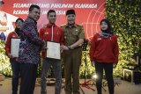 Penjabat Gubernur Jawa Barat M. Iriawan (kedua kanan) bersama Wakapolda Jabar Brigjen Pol Supratman (kedua kiri) memberikan piagam penghargaan untuk atlet pencak silat asal Jawa Barat yang meraih emas di Asian Games 2018 Nunu Nugraha (ketiga kiri) saat melakukan penjamuan di Gedung Pakuan, Bandung, Jawa Barat, Selasa (4/9) malam. Dalam penjamuan tersebut, Iriawan juga memberikan penghargaan kepada seluruh atlet atas kontribusinya untuk Jawa Barat dalam ajang olahraga terbesar se-Asia tersebut. ANTARA JABAR/Raisan Al Farisi/agr/18