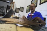 Petugas memeriksa naskah kuno di Museum Bandar Cimanuk (MBC), Indramayu, Jawa Barat, Minggu (23/9). Museum Bandar Cimanuk bekerja sama dengan Digital Repository on Endangered and Affected Manuscripts in Southeast Asia (DREAMSEA) melakukan inventarisasi dan digitalisasi naskah kuno yang ada di museum di Indramayu. ANTARA JABAR/Dedhez Anggara/agr/18.