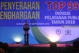 Menteri Pendayagunaan Aparatur Negara dan Reformasi Birokrasi (PANRB) Syafruddin menyampaikan sambutan saat acara Penyerahan Penghargaan Top 99 Inovasi Pelayanan Publik 2018 di Surabaya, Jawa Timur, Rabu (19/9). Pemberian penghargaan tersebut merupakan salah satu upaya pemerintah untuk terus mendorong terciptanya inovasi pelayanan publik guna meningkatkan kualitas pelayanan kepada masyarakat menjadi lebih baik. Antara Jatim/Moch Asim/18.