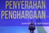 Menteri Pendayagunaan Aparatur Negara dan Reformasi Birokrasi (PANRB) Syafruddin menyampaikan sambutan saat acara Penyerahan Penghargaan Top 99 Inovasi Pelayanan Publik 2018 di Surabaya, Jawa Timur, Rabu (19/9). Pemberian penghargaan tersebut merupakan salah satu upaya pemerintah untuk terus mendorong terciptanya inovasi pelayanan publik guna meningkatkan kualitas pelayanan kepada masyarakat menjadi lebih baik. Antara Jatim/Moch Asim/18.