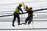 Pekerja memasang pengaman pada jaringan kabel saluran udara tegangan menengah (SUTM) di Trenggalek, Jawa Timur, Kamis (20/9). Perawatan rutin dilakukan PLN pada jaringan SUTM untuk memastikan suplai listrik ke pelanggan rumah tangga maupun industri di daerah-daerah tetap normal. Antara Jatim/Destyan Sujarwoko/mas/18.