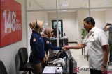 Menko Polhukam Wiranto (kanan) menyapa petugas layanan aduan Lembaga Perlindungan Saksi dan Korban (LPSK) usai meresmikan gedung LPSK di Jakarta, Kamis (6/9/2018). Pembangunan gedung LPSK tujuh lantai tersebut untuk memperlancar tugas mengembangkan misi pemerintah dalam melindungi para saksi dan korban. ANTARA FOTO/Wahyu Putro A/pras.