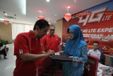 EVP Telkomsel Area Jawa Bali Agus Setia Budi (kiri) memberikan hadiah kepada pelanggan yang beruntung di Surabaya, Jawa Timur, Selasa (4/9). Menyambut Hari Pelanggan Nasional Telkomsel memberikan kejutan berupa hadiah langsung seperti 