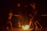 Warga memainkan sepak bola api di Desa Cibiru Hilir, Cileunyi, Kabupaten Bandung, Jawa Barat, Senin (10/9) malam. Permainan bola api tersebut dilakukan dalam rangka menyambut pergantian Tahun Baru Islam 1 Muharram 1440 H. ANTARA JABAR/Raisan Al Farisi/agr/18.
