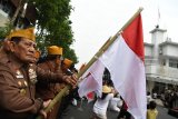 Veteran menyaksikan teatrikal peristiwa perobekan bendera di Hotel Yamato sekarang Hotel Majapahit di Jalan Tunjungan, Surabaya, Jawa Timur, Rabu (19/9). Kegiatan tersebut dalam rangka memperingati peristiwa perobekan bendera Belanda menjadi bendera Indonesia pada 19 September 1945 lalu. Antara Jatim/Zabur Karuru/18