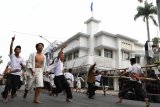 Warga berlarian dengan membawa tangga di depan Hotel Majapahit saat teatrikal peristiwa perobekan bendera di Hotel Yamato sekarang Hotel Majapahit di Jalan Tunjungan, Surabaya, Jawa Timur, Rabu (19/9). Kegiatan tersebut dalam rangka memperingati peristiwa perobekan bendera Belanda menjadi bendera Indonesia pada 19 September 1945 lalu. Antara Jatim/Zabur Karuru/18