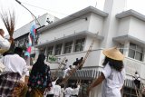 Warga menaiki Hotel Majapahit dengan tangga saat teatrikal peristiwa perobekan bendera di Hotel Yamato sekarang Hotel Majapahit di Jalan Tunjungan, Surabaya, Jawa Timur, Rabu (19/9). Kegiatan tersebut dalam rangka memperingati peristiwa perobekan bendera Belanda menjadi bendera Indonesia pada 19 September 1945 lalu. Antara Jatim/Zabur Karuru/18