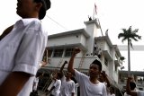 Warga bersorak ketika bendera Belanda berhasil disobek di Hotel Majapahit saat teatrikal peristiwa perobekan bendera di Hotel Yamato sekarang Hotel Majapahit di Jalan Tunjungan, Surabaya, Jawa Timur, Rabu (19/9). Kegiatan tersebut dalam rangka memperingati peristiwa perobekan bendera Belanda menjadi bendera Indonesia pada 19 September 1945 lalu. Antara Jatim/Zabur Karuru/18