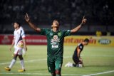 Pesepak bola Persebaya Surabaya Misbakus Solikin (tengah) melakukan selebrasi usai mencetak gol kegawang Mitra Kukar dalam lanjutan Liga 1 Indonesia di Stadion Gelora Bung Tomo (GBT) Surabaya, Jawa Timur, Sabtu (22/9). Persebaya Surabaya menang atas Mitra Kukar dengan skor 4-1. Antara Jatim/M Risyal Hidayat/mas/18.