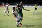 Pesepak bola Persebaya Surabaya Ruben Sanadi (kanan) berebut bola dengan pesepak bola Mitra Kukar Hendra Adi Bayauw (kiri) dalam lanjutan Liga 1 Indonesia di Stadion Gelora Bung Tomo (GBT) Surabaya, Jawa Timur, Sabtu (22/9). Persebaya Surabaya menang atas Mitra Kukar dengan skor 4-1. Antara Jatim/M Risyal Hidayat/mas/18.