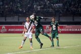 Pesepak bola Persebaya Surabaya O.K John (tengah) menghalau bola dari Mitra Kukar dalam lanjutan Liga 1 Indonesia di Stadion Gelora Bung Tomo (GBT) Surabaya, Jawa Timur, Sabtu (22/9). Persebaya Surabaya menang atas Mitra Kukar dengan skor 4-1. Antara Jatim/M Risyal Hidayat/mas/18.