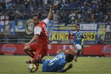 Pesepakbola Persib Bandung Ezechiel  Ndouasel (tengah) berbenturan dengan pesepakbola Arema FC Hamka Hamzah (kiri) saat menjalani laga lanjutan Gojek Liga 1 di Stadion Gelora Bandung Lautan Api, Bandung, Jawa Barat, Kamis (13/9). Persib Bandung berhasil menaklukan Arema FC dengan skor 2-0. ANTARA JABAR/Raisan Al Farisi/agr/18