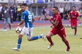 Pesepak Bola Persib Bandung Jonatan Bauman (kiri) berebut bola dengan pesepak bola Persija Jakarta Jameirson Xavier (kanan) pada pertandingan lanjutan Go-Jek Liga 1 2018 di Stadion Gelora Bandung Lautan Api, Bandung, Jawa Barat, Minggu (23/9). Persib Bandung berhasil mengalahkan Persija Jakarta dengan skor akhir 3-2. ANTARA JABAR/Novrian Arbi/agr/18