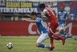 Pesepakbola Persib Jonathan Bauman (kiri) terjatuh saat menjalani laga lanjutan Gojek Liga 1 menghadapi Arema FC di Stadion Gelora Bandung Lautan Api, Bandung, Jawa Barat, Kamis (13/9). Persib Bandung berhasil menaklukan Arema FC dengan skor 2-0. ANTARA JABAR/Raisan Al Farisi/agr/18