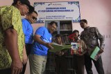 Direktur Keuangan dan Komersial Pertamina International EP (PIEP) Aris Mulya Azof (tiga kiri) bersama Manager Stakeholder Relations and Communication Khairul Saleh (dua kiri) memberikan materi saat kegiatan Pertamina mengajar di SDN 1 Babadan, Gunung jati, Cirebon, Jawa Barat, Jumat (21/9). Selain melaksanakan kegiatan mengajar PIEP pun memberikan bantuan kebutuhan sarana belajar untuk siswa di sekolah tersebut. ANTARA JABAR/Dedhez Anggara/18.