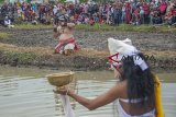 Pemain Teater Umah Suwung mementaskan lakon berjudul Kasidah Sawah di Batujaya, Karawang, Jawa Barat, Jumat (21/9). Pementasan karya sutradara Abdullah Wong ini bercerita tentang ekspresi cinta kepada petani yang seharusnya mengusir hama dengan budaya bukan dengan kimia. ANTARA JABAR/M Ibnu Chazar/agr/18.