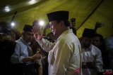     Calon Presiden Prabowo Subianto (kedua kiri) berdialog dengan warga korban gempa di Posko pengungsian Desa Guntur Macan, Kecamatan Gunungsari, Lombok Barat, NTB, Rabu (5/9/2018). Dalam kunjungannya Prabowo menyampaikan belasungkawa kepada seluruh korban gempa Lombok dan akan berusaha mengurangi beban warga terdampak melalui pemberian bantuan. ANTARA FOTO/Ahmad Subaidi/pras.