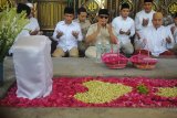 Ketua umum Partai Gerindra Prabowo Subianto (tengah) berdoa saat melakukan ziarah ke makam Syaikhona Kholil di Bangkalan, Jawa Timur, Kamis (6/9). Sebelumnya Prabowo juga melakukan ziarah ke makam pendiri NU KH Hasyim Asy'ari dan makam KH Wahid Hasyim serta KH Abdurrahman Wahid atau Gus Dur di Jombang. Antara Jatim/Saiful Bahri/mas/18.