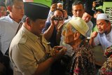 Calon Presiden nomo urut 02 Prabowo Subianto (kiri) berjabat tangan dengan K.H. Maimoen Zubair (kanan) saat mengunjungi pondok pesantren Al-Anwar di Sarang, Rembang, Jawa Tengah, Sabtu (29/9/2018). Kunjungan Prabowo tersebut untuk bersilaturahmi dengan K.H. Maimoen Zubair dan para santri. ANTARA FOTO/Yusuf Nugroho/wsj.