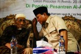     Calon Presiden nomo urut 02 Prabowo Subianto (kanan) berbincang dengan K.H. Maimoen Zubair (kiri) saat mengunjungi pondok pesantren Al-Anwar di Sarang, Rembang, Jawa Tengah, Sabtu (29/9/2018). Kunjungan Prabowo tersebut untuk bersilaturahmi dengan K.H. Maimoen Zubair dan para santri. ANTARA FOTO/Yusuf Nugroho/wsj.