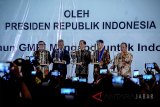 Presiden Joko Widodo (tengah) didampingi Ketua Umum Gerakan Mahasiswa Kristen Indonesia (GMKI) Sahat MP Sinurat (kedua kanan), Menristekdikti Mohamad Nasir (kanan), Menkumham Yasonna Laoly (kiri) dan Ketua Panitia Kongres GMKI Andreas Anangguru Yewangoe (kedua kiri) membuka kongres ke-36 GMKI dengan membunyikan angklung, di Bogor, Jawa Barat, Jumat (14/9). Kongres GMKI tersebut bertemakan, 