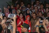 Presiden Joko Widodo (ketiga kanan) dan Ketua Kowani Giwo Rubianto Wiyogo (ketiga kiri) berfoto dengan peserta Sidang Umum International Council of Woman (ICW) di Yogyakarta, Jumat (14/9/2018). Presiden membuka secara resmi Sidang Umum ke-35 International Council of Woman (ICW) dan Temu Nasional 1.000 Organisasi Perempuan Indonesia. ANTARA FOTO/Hendra Nurdiyansyah/wsj.