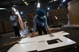 Pekerja menyusun kotak dan bilik suara Pemilu 2019  yang dicetak di pabrik PT Intan Ustrix Gresik, Jawa Timur, Minggu (30/9).   Jumlah kotak suara yang diproduksi secara keseluruhan mencapai sedikitnya 4 juta sedangkan bilik suara sedikitnya 2 juta. Antara Jatim/Zabur Karuru/18