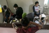 Seorang jamaah melakukan proses hapus Tato Gratis di Masjid Al Kaffah Bandung, Jawa Barat, Senin (3/9). Program hapus tato gratis tersebut ditujukan kepada seluruh umat muslim yang berniat bertobat dan hijrah dengan syarat hapal Alquran surat Ar Rahman minimal 40 ayat, menyertakan hasil laboratorium sehat penyakit HIV AIDS, Hepatitis dan diabetes serta mengikuti proses kajian islam di Masjid tersebut. ANTARA JABAR/Novrian Arbi/agr/18