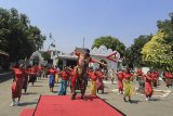 Sejumlah penari melakukan tarian massal saat peresmian sanggar tari di Keraton Kasepuhan, Cirebon, Jawa Barat, Sabtu (22/9). PIEP bekerja sama dengan Kasultanan Kasepuhan dan yayasan Belantara Budaya membuka sanggar tari topeng sebagai bentuk kepedulian terhadap kelestarian budaya daerah. ANTARA JABAR/Dedhez Anggara/agr/18.