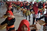 Penari mementaskan Tari Yuk Kupang di Anjungan Terminal 1 Bandara Internasional Juanda, Sidoarjo, Jawa Timur, Sabtu (1/9). Sebanyak 200 penari menampilkan beberapa tarian selain untuk menghibur penumpang bandara juga untuk mempromosikan potensi seni dan budaya serta destinasi wisata yang ada di Kabupaten Sidoarjo. Antara Jatim/Umarul Faruq/mas/18.