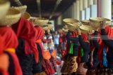 Penari mementaskan Tari Yuk Kupang di Anjungan Terminal 1 Bandara Internasional Juanda, Sidoarjo, Jawa Timur, Sabtu (1/9). Sebanyak 200 penari menampilkan beberapa tarian selain untuk menghibur penumpang bandara juga untuk mempromosikan potensi seni dan budaya serta destinasi wisata yang ada di Kabupaten Sidoarjo. Antara Jatim/Umarul Faruq/mas/18.