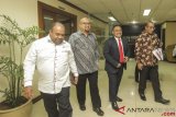 Ketua Komite I DPD Benny Rhamdani (kedua kanan) dan Wakil Ketua I DPD Jacob Esau Komigi (kiri) berjalan bersama Anggota KPU Ilham Saputra (kedua kiri) dan Hasyim Asy'ari (kanan) sebelum melakukan rapat kerja antara KPU, Bawaslu dan DPD di komplek Parlemen, Jakarta, Senin (24/9/2018). Rapat tersebut membahas mengenai persiapan pengawasan penyelenggaraan Pemilu 2019. ANTARA FOTO/Muhammad Adimaja/ama