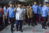 Calon Presiden no urut 2 Prabowo Subianto (kedua kiri) menyapa pendukung saat akan menghadiri acara ramah tamah dengan tim kampanye di gedung Smesco, Jalan Gatot Subroto, Jakarta, Minggu (23/9/2018). Partai Gerindra meluncurkan jingle #2019PrabowoSandi dan melakukan ramah tamah dengan petinggi partai yang tergabung dalam Koalisi Indonesia Adil dan Makmur. ANTARA FOTO/Galih Pradipta/ama 