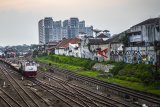 Kereta api keluar dari Stasiun Bandung, Jawa Barat, Jumat (14/9). PT Kereta Api Indonesia (Persero) berencana akan me-reaktivasi empat jalur kereta api di Jawa Barat yakni rute Banjar-Cijulang-Pangandaran-Parigi, Garut-Cikajang, Cikudapateuh Bandung-Banjaran-Ciwidey, dan Rancaekek-Tanjungsari. ANTARA JABAR/Raisan Al Farisi/agr/18