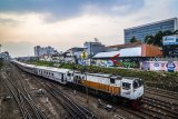 Kereta api keluar dari Stasiun Bandung, Jawa Barat, Jumat (14/9). PT Kereta Api Indonesia (Persero) berencana akan me-reaktivasi empat jalur kereta api di Jawa Barat yakni rute Banjar-Cijulang-Pangandaran-Parigi, Garut-Cikajang, Cikudapateuh Bandung-Banjaran-Ciwidey, dan Rancaekek-Tanjungsari. ANTARA JABAR/Raisan Al Farisi/agr/18