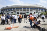 Seorang tersangka memperagakan tindakannya saat rekonstruksi pengeroyokan yang dilakukan oleh oknum bobotoh terhadap seorang suporter Persija, Haringga Sirla, di Stadion Gelora Bandung Lautan Api (GBLA), Bandung, Jawa Barat, Rabu (26/9). Rekontruksi tersebut dilakukan ?untuk mendapatkan gambaran jelas tentang terjadinya tindak pidana pengeroyokan hingga menghilangkan nyawa Haringga Sirla tersebut, serta untuk menguji kebenaran keterangan para tersangka dan saksi. ANTARA JABAR/Raisan Al Farisi/agr/18