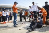 Seorang tersangka memperagakan tindakannya saat rekonstruksi pengeroyokan yang dilakukan oleh oknum bobotoh terhadap seorang suporter Persija, Haringga Sirla, di Stadion Gelora Bandung Lautan Api (GBLA), Bandung, Jawa Barat, Rabu (26/9). Rekontruksi tersebut dilakukan ?untuk mendapatkan gambaran jelas tentang terjadinya tindak pidana pengeroyokan hingga menghilangkan nyawa Haringga Sirla tersebut, serta untuk menguji kebenaran keterangan para tersangka dan saksi. ANTARA JABAR/Raisan Al Farisi/agr/18