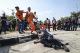 Seorang tersangka memperagakan tindakannya saat rekonstruksi pengeroyokan yang dilakukan oleh oknum bobotoh terhadap seorang suporter Persija, Haringga Sirla, di Stadion Gelora Bandung Lautan Api (GBLA), Bandung, Jawa Barat, Rabu (26/9). Rekontruksi tersebut dilakukan ?untuk mendapatkan gambaran jelas tentang terjadinya tindak pidana pengeroyokan hingga menghilangkan nyawa Haringga Sirla tersebut, serta untuk menguji kebenaran keterangan para tersangka dan saksi. ANTARA JABAR/Raisan Al Farisi/agr/18