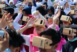 Sejumlah mahasiswa baru Universitas Muhammadiyah Surabaya (UMS) menari (dance) bersama dengan memakai alat kacamata 'Virtual Reality' di Universitas Muhammadiyah Surabaya, Jawa Timur, Jumat (14/9). Kegiatan yang diikuti 2.232 mahasiwa baru UMS itu mendapatkan penghargaan dari Museum Rekor-Dunia Indonesia (MURI) atas rekor peserta terbanyak  memakai kacamata  'Virtual Reality'. Antara Jatim/Didik Suhartono/mas/18.