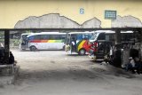 Suasana sejumlah bus antar kota dan antar provinsi berada di kawasan Terminal Baranangsiang, Kota Bogor, Jawa Barat, Kamis (13/9). Kepala Badan Pengelolaan Transportasi Jabodetabek (BPTJ) Bambang Trihantoro mengatakan revitalisasi terminal tipe A di kawasan Terminal Baranangsiang, Bogor ditargetkan akan dimulai pada 2019 mendatang sesuai dengan Peraturan Presiden Nomor 55 Tahun 2018 tentang Rencana Induk Transportasi Jakarta, Bogor, Depok, Tangerang dan Bekasi (RIT Jabodetabek) tahun 2018-2029. ANTARA JABAR/Arif Firmansyah/agr/18