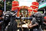 Kebo-keboan menarik kereta yang membawa Dewi Sri sebagai simbol dewi padi di Alas Malang, Banyuwangi, Jawa Timur, Minggu (23/9). Ritual adat yang dilakukan turun-temurun sebagai ungkapan rasa syukur warga atas hasil panen yang melimpah tersebut, warga menggunakan kostum kerbau sebagai simbol teman petani. Antara Jatim/Budi Candra Setya/mas/18.