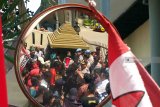Aparat kepolisian mengawal ketat anggota dewan yang menemui aktivis GMNI Jember yang berdemonstrasi di depan pintu masuk Kantor DPRD Jember, Jawa Timur, Kamis (13/9). Puluhan aktivis GMNI Jember demo menolak konferensi tembakau se-Asia Pasifik atau 