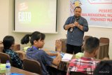 Pewarta foto Perum LKBN Antara Biro Maluku, Embong Salampessy memberikan pembekalan tentang foto jurnalistik kepada sejumlah peserta Siswa Mengenal Nusantara (SMN) 2018 di Ambon, Maluku, Rabu (15/8). Pembekalan tentang jurnalistik, foto jurnalistik dan video blog (Vlog) kepada 23 siswa SMA dan SMK serta siswa berkebutuhan khusus dari 11 kabupaten/kota di Maluku yang akan menjadi peserta SMN di provinsi Riau, diharapkan menjadi pemicu para siswa menyebarkan informasi tertangung jawab sekaligus menangkal berita bohong (hoax). ANTARA FOTO/Jimmy Ayal/18