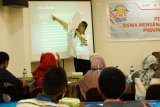 Kepala Perum LKBN Antara Biro Maluku, John N. Sahusilawane memberikan pembekalan tentang jurnalistik kepada sejumlah peserta Siswa Mengenal Nusantara (SMN) 2018 di Ambon, Maluku, Rabu (15/8). Pembekalan tentang jurnalistik, foto jurnalistik dan video blog (Vlog) kepada 23 siswa SMA dan SMK serta siswa berkebutuhan khusus dari 11 kabupaten/kota di Maluku yang akan menjadi peserta SMN 2018 di provinsi Riau, diharapkan menjadi pemicu para siswa menyebarkan informasi tertangung jawab sekaligus menangkal berita bohong (hoax). ANTARA FOTO/Jimmy Ayal/18