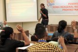 Pegiat media sosial, Vander Christian Soukotta memberikan pembekalan tentang video Blog (Vlog) kepada peserta Siswa Mengenal Nusantara (SMN) 2018 asal Maluku di Ambon, Rabu (15/8). Pembekalan tentang jurnalistik, foto jurnalistik dan Vlog kepada 23 siswa SMA dan SMK serta siswa berkebutuhan khusus dari 11 kabupaten/kota di Maluku yang akan diberangkatkan ke provinsi Riau, diharapkan menjadi pemicu para siswa menyebarkan informasi tertangung jawab sekaligus menangkal berita bohong (hoax). ANTARA FOTO/Jimmy Ayal/18