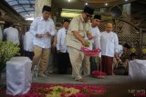 Ketua Umum Partai Gerindra Prabowo Subianto (ketiga kanan) menabur bunga saat ziarah ke makam Syaikhona Kholil di Bangkalan, Jawa Timur, Kamis (6/9/2018). Sebelumnya Prabowo juga melakukan ziarah ke makam pendiri NU KH Hasyim Asy'ari dan makam KH Wahid Hasyim serta KH Abdurrahman Wahid atau Gus Dur di Jombang. ANTARA FOTO/Saiful Bahri/pras.?