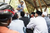 Bakal Calon Wakil Presiden Sandiaga Uno berdialog dengan sejumlah komunitas dan pengusaha muda di Lembang, Kabupaten Bandung Barat, Jawa Barat, Kamis (13/9). Dalam dialog tersebut Sandi mengajak pengusaha muda dan komunitas selalu berpikir inovatif dan jeli dalam melihat kebutuhan pasar yang terus berganti dengan cepat. ANTARA JABAR/M Agung Rajasa/agr/18
