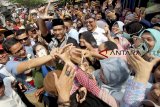 Calon wakil presiden nomor urut 02 Sandiaga Uno (kiri) melakukan kampanye di Pasar Pocong, Bojong Kulur, Bogor, Jawa Barat, Rabu (26/9). Sandiaga Uno menyerap aspirasi pedagang dan pembeli terkait harga bahan pokok. ANTARA JABAR/Yulius Satria Wijaya/agr/18.